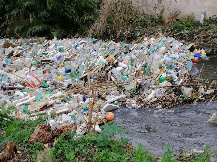  La Foce del Sarno sommersa dalla plastica