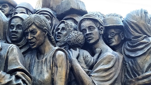  Un Monumento al Migrante in Piazza San Pietro: “Angels Unwares”