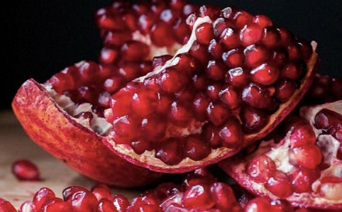  L’autunno inizia con il rosso del frutto del melograno