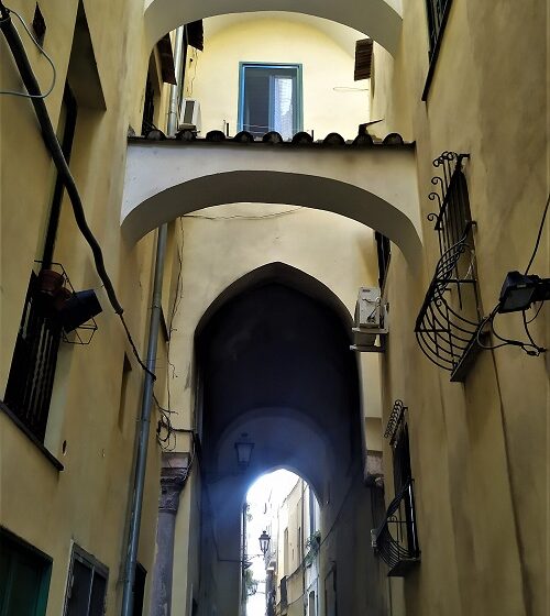  Archi  e volte nel centro storico di Salerno