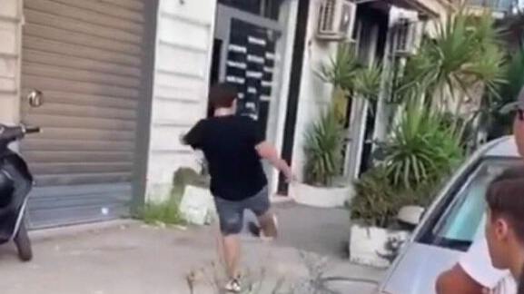  Violenza a Casoria: 15enne prende a calci un gatto, il video su Tik Tok scatena il web