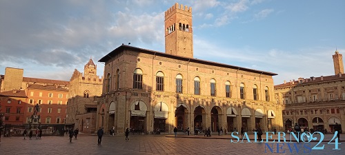  Palazzo Re Enzo, Palazzo del Podestà e del Capitano del Popolo a Bologna: evoluzione urbanistica e curiosità